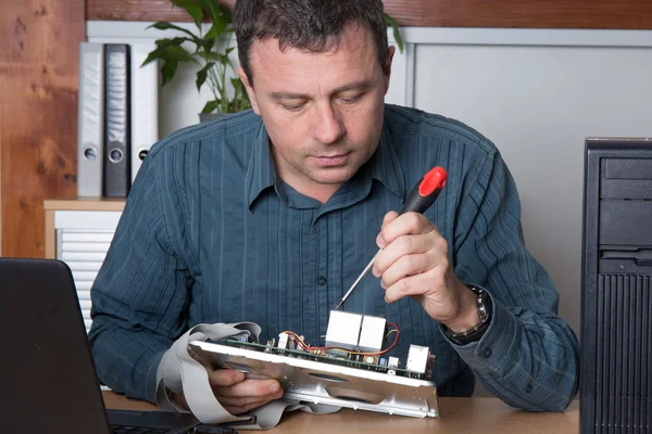 Apuesto ingeniero informático alegre que trabaja en la computadora abierta — Foto de Stock