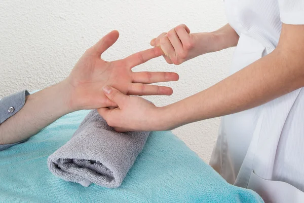 Hand massage in de spa van de dag voor de mens — Stockfoto