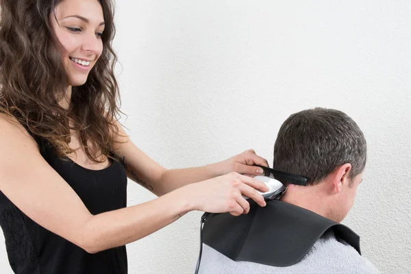 Hombre en Peluquería situación con una peluquería sonriente — Foto de Stock