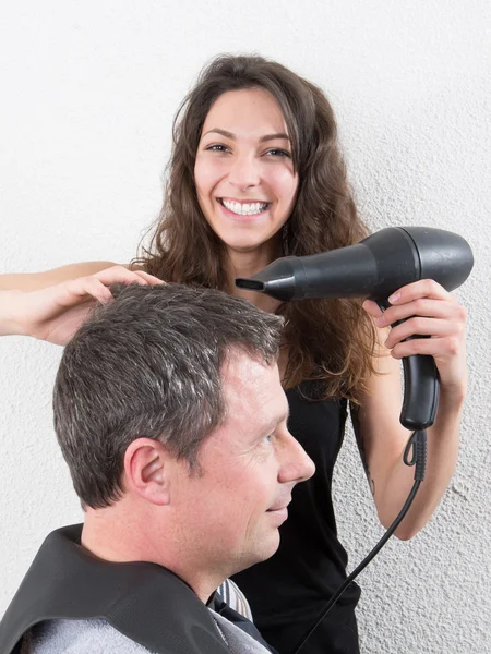 Brunette kapper drogen van haar klant haar in haar salon — Stockfoto