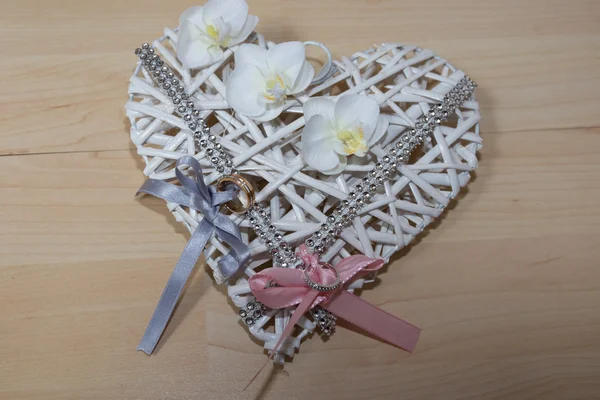 Almohada en forma de corazón con anillos de boda — Foto de Stock