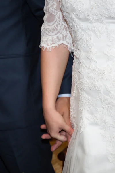 Fog egy kéz menyasszony, vőlegény és a gyönyörű menyasszony — Stock Fotó