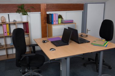 İçeride kimse yok ile modern ve aydınlık office 