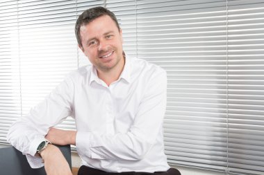 Beyaz arka plan üzerinde izole mutlu gülümseyen iş adamı portresi