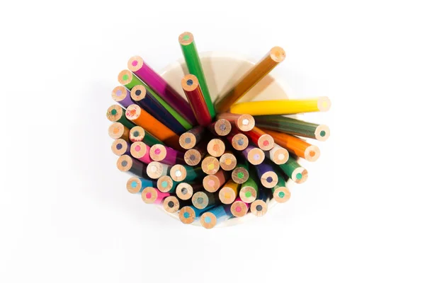 ดินสอสีที่สวยงามและหลากหลายแยกจากสีขาว — ภาพถ่ายสต็อก