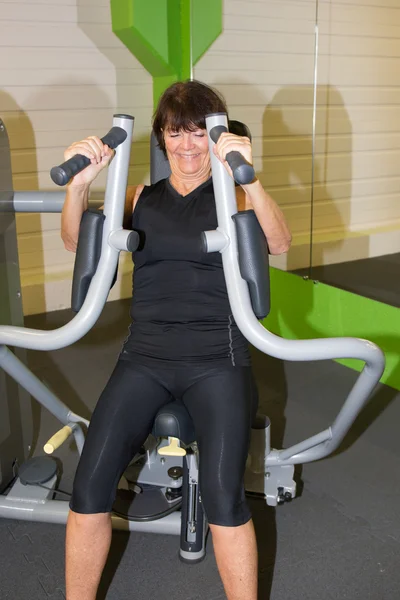 Kobieta robi ćwiczenia na siłowni — Zdjęcie stockowe