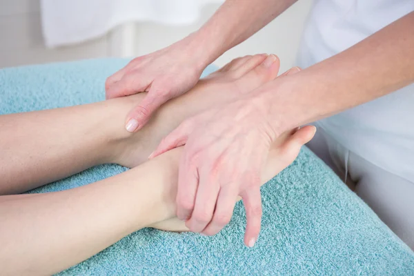 Massage des pieds humains dans un salon de spa — Photo