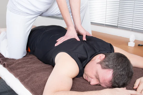 Patiënt op de fysiotherapie krijgt massage of lymfatische drainage Stockafbeelding