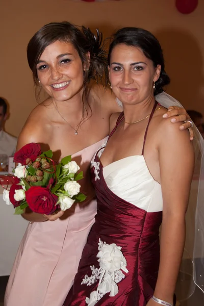 Novias jóvenes, hermosas y emocionales con hermosas flores sobre fondo vintage —  Fotos de Stock