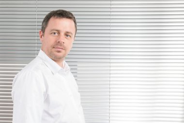 Orta gülümseyen yaşlı gri izole iş adamı