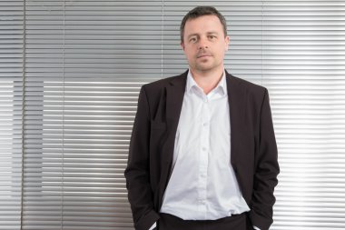 ayakta bir emin olgun iş adamı portresi 