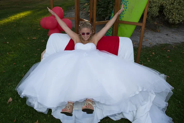 Счастливая молодая невеста лежит на диване — стоковое фото