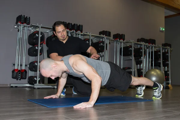 Fitness adam ve kişisel antrenör Gym şınav — Stok fotoğraf