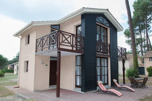 Vista do exterior de uma bela casa moderna — Fotografia de Stock