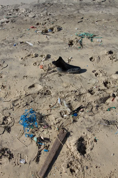Śmieci lub śmieci na brzegu oceanu — Zdjęcie stockowe