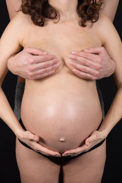Imagen de pareja embarazada. Esposo tocando su vientre esposa con las manos —  Fotos de Stock