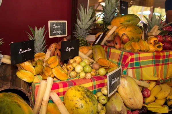 Exotiska frukter och bär på räknaren av marknaden — Stockfoto