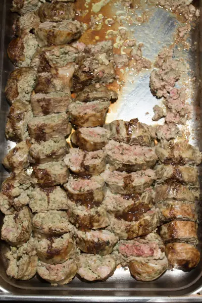 充满了碎的肉和鸡蛋猪肉卷 — 图库照片