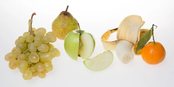 Sammansättning med frukter isolerad på vit bakgrund — Stockfoto