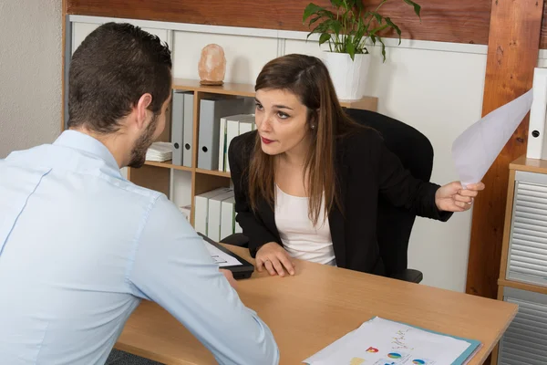 Business mensen man en vrouw met een argument in een kantoor — Stockfoto