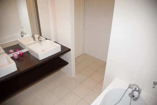 Banheiro moderno em um apartamento de luxo e bonito brilhante — Fotografia de Stock