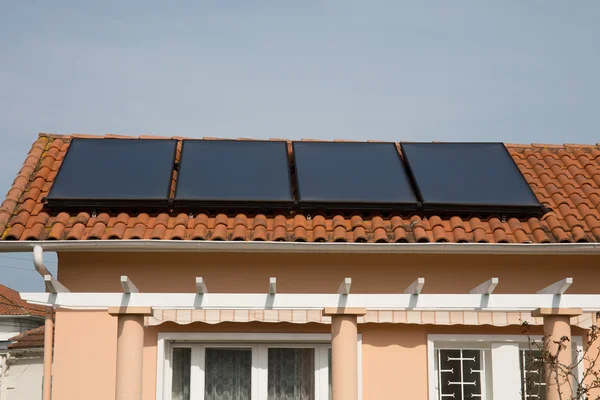 Rooftop solar panels on a modern house — Stock Photo, Image