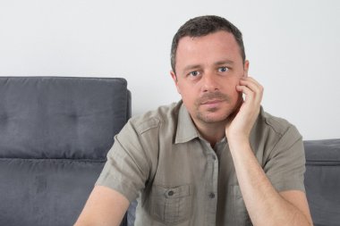 Düşünme ve kameraya bakarak adam çenesini tutarak