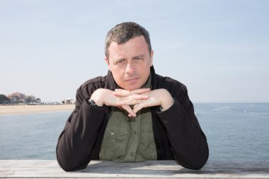 Sıradan bir adam sahilde iyi vakit geçiriyor