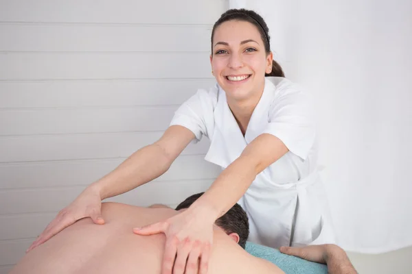 Kvinnliga terapeuten gör en medicinsk massage på vårdcentral — Stockfoto