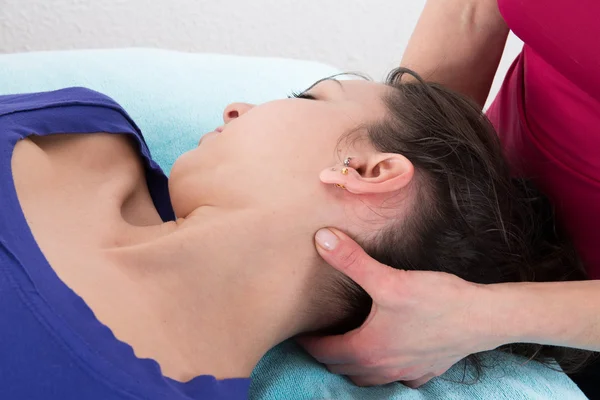 Neck massage for young woman relaxing in spa salon — Stock Photo, Image