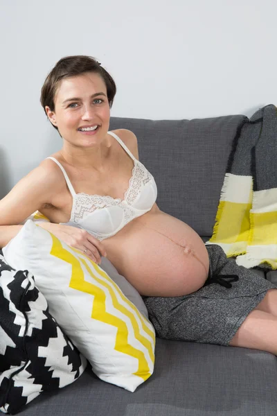 Domů portrét šťastné a pohodové těhotné ženy — Stock fotografie