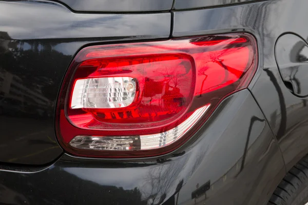 LED-Scheinwerfer des Autos auf schwarzem Hintergrund. Detail im Außenbereich. — Stockfoto
