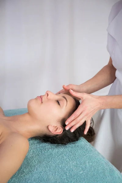 Spa Treatment, Massaging, Wellbeing at spa center — Stock Photo, Image