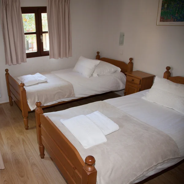 Pokój z łóżkiem pojedynczym — Zdjęcie stockowe