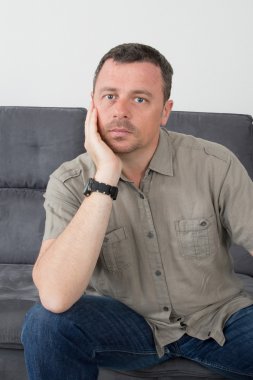 Şaşkın adam evde çenesini tırmalamak