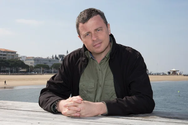 Een Mediterrane Gelukkig Latijns Man Ontspannen Houten Pier — Stockfoto