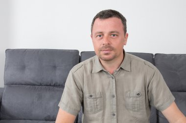 Evde rahatlatıcı bir olgun adam portresi