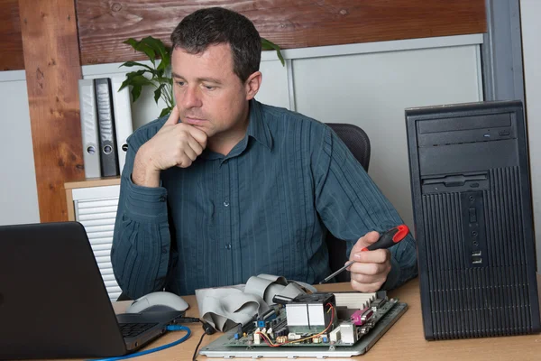 Técnico alegre arreglando el hardware de la computadora en la oficina — Foto de Stock