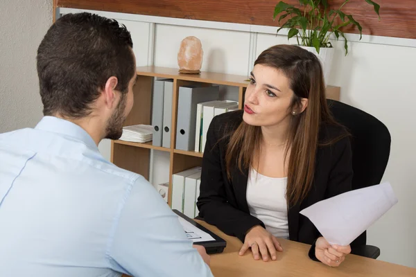 Vrouw en man op het Bureau. Vrouw legt iets — Stockfoto