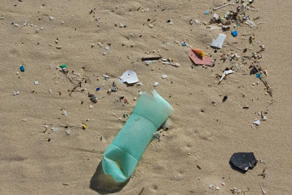 Verschiedener Müll am Strand im Sommer — Stockfoto