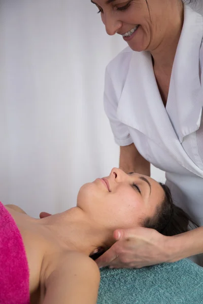 Kobieta coraz szyi masaż w luksusowe centrum spa — Zdjęcie stockowe