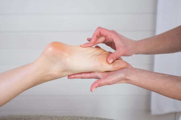 Femme bénéficiant d'un massage des pieds dans un cadre spa (gros plan sur les pieds ) — Photo