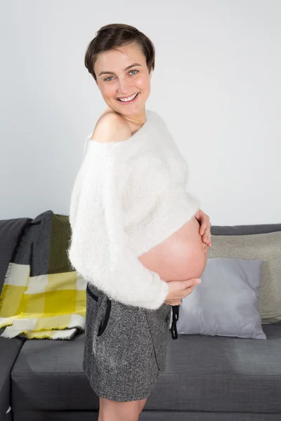 Retrato de uma mulher grávida tocando sua barriga grande feliz , — Fotografia de Stock