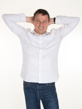 Beyaz arka plan üzerinde izole güvenilirliği ile kameraya bakarak samimi ve gülümseyen iş adamı