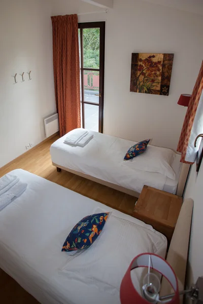 Две односпальные кровати в современном доме — стоковое фото