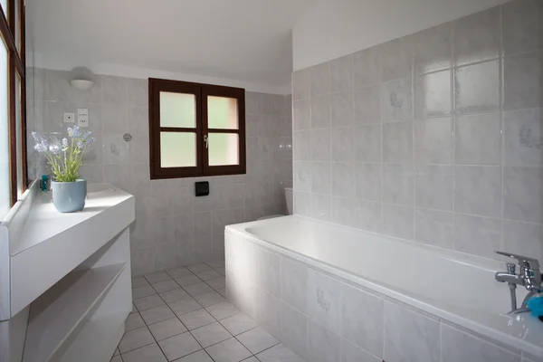 Blanc propre et moderne salle de bain minimale dans une maison — Photo