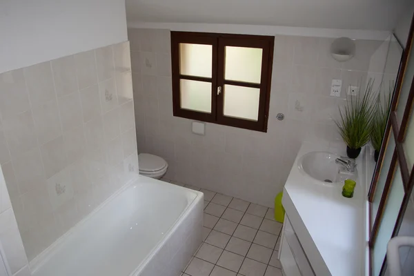 Blanc propre et moderne salle de bain minimale dans une maison — Photo