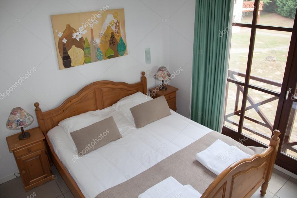 Doppelbett im Schlafzimmer mit Schreibtisch-Lampe in der ... Doppelbett im Schlafzimmer mit Schreibtisch-Lampe in der ...