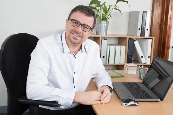 Bonito hombre de pelo castaño sonriente con barba y gafas . — Foto de Stock