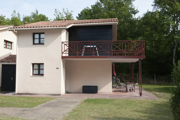 Vista do exterior de uma bela casa moderna — Fotografia de Stock